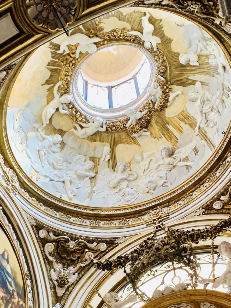 Барокко капеллы Сан Луиджи дей франчези, выполненная одной из первых женщин-архитекторов Плаутиллой Брачи