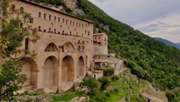Загородная экскурсия - тур, который познакомит вас с монастырями Сан-Бенедетто и Санта-Сколастика