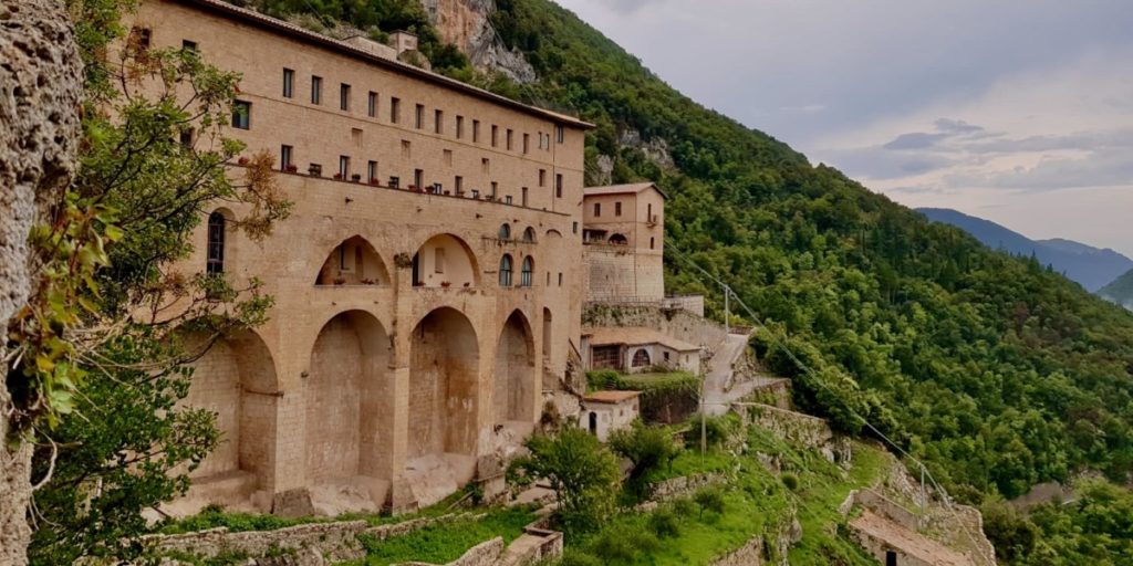 Загородная экскурсия - тур, который познакомит вас с монастырями Сан-Бенедетто и Санта-Сколастика