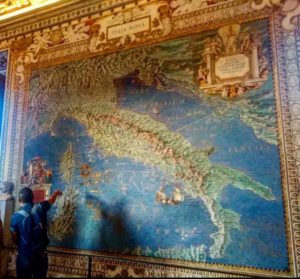Серии фрескок в Галерее Географических карт в Ватикане заканчиваются картами Античной и Новой Италии