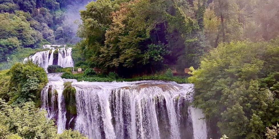 Мраморный водопад - рукотворный исторический водопад, который находится в итальянском регионе Умбрия.
