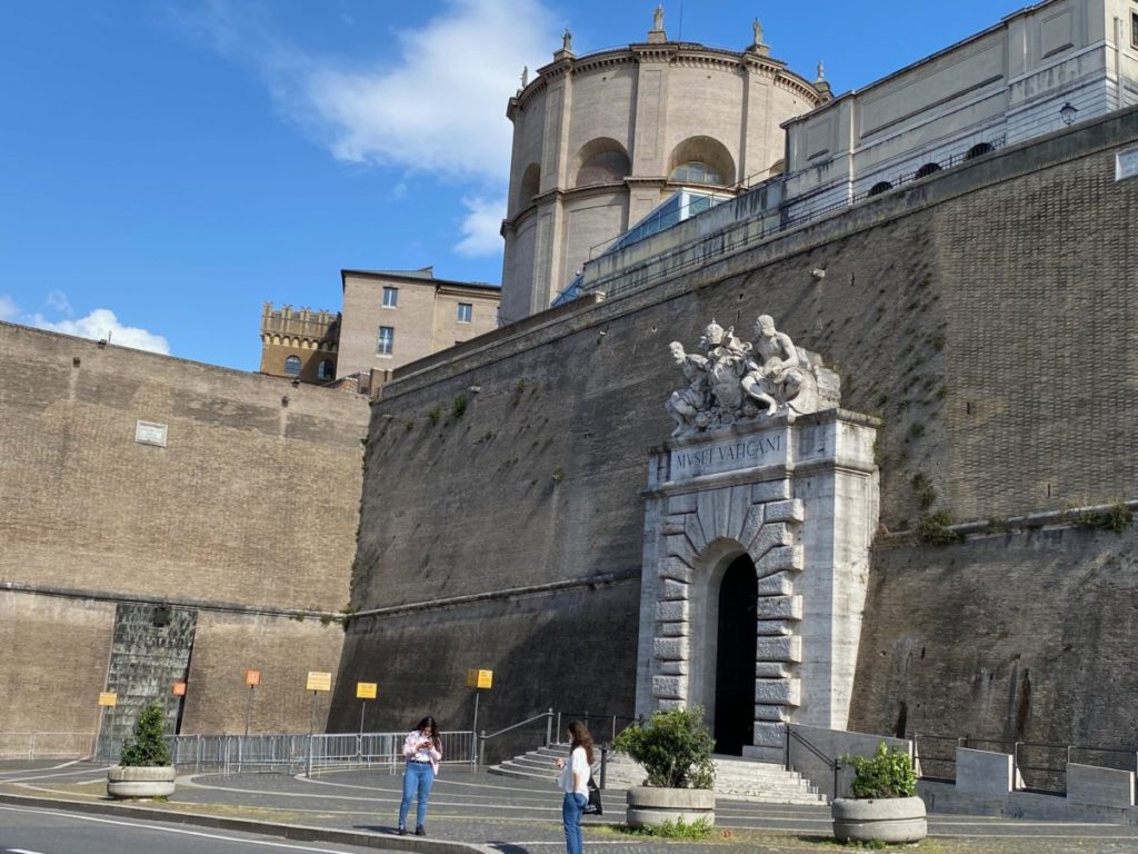 Место встречи с гидом и начала экскурсии по Ватикану - вход в музеи Ватикана
