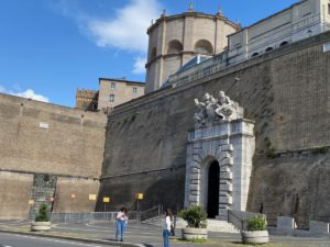 Место встречи с гидом и начала экскурсии по Ватикану - вход в музеи Ватикана