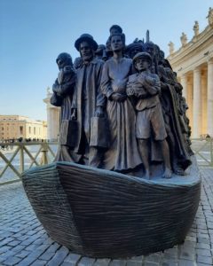 Новый монумент на площади Святого Петра Бронзовая скульптура Ангелы не знают