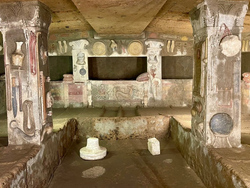 ГРОБНИЦА РЕЛЬЕФОВ ЭТРУССКИЙ НЕКРОПОЛЬ БАНДИТАЧЧА ЧЕРВЕТЕРИ