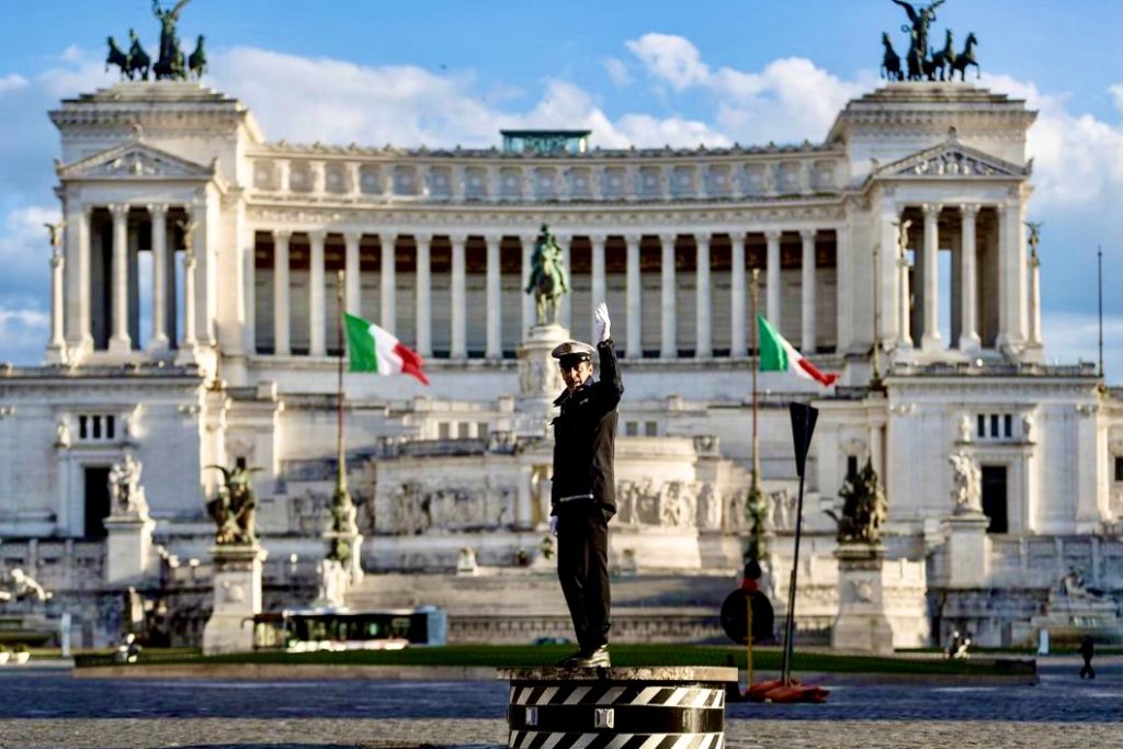 Площадь Венеции - главный ориентир в историческом центре Рима