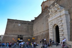Вход в музеи Ватикана на viale Vaticano - место встречи с гидом